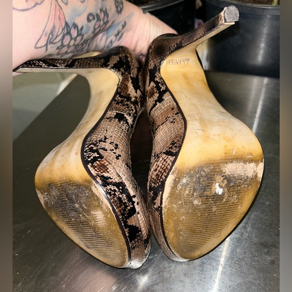 Preview international women’s heels size 7.5 snake print - Picture 7 of 8